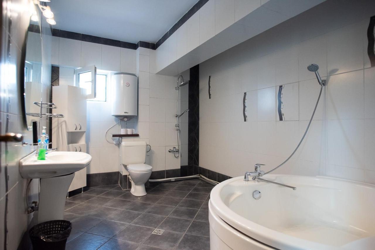 5 Bedrooms Luxury Apartment Villa Boekarest Buitenkant foto